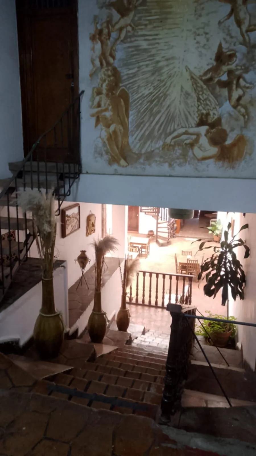 Hostal Mendoza - Vista de escaleras descanzo