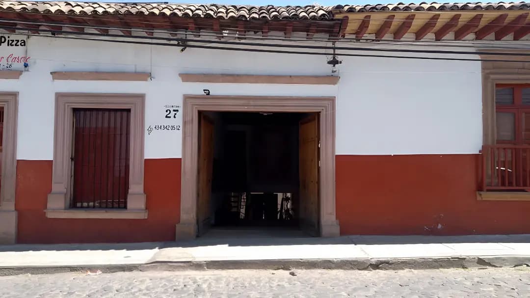 Hostal Mendoza - Entrada del hostal
