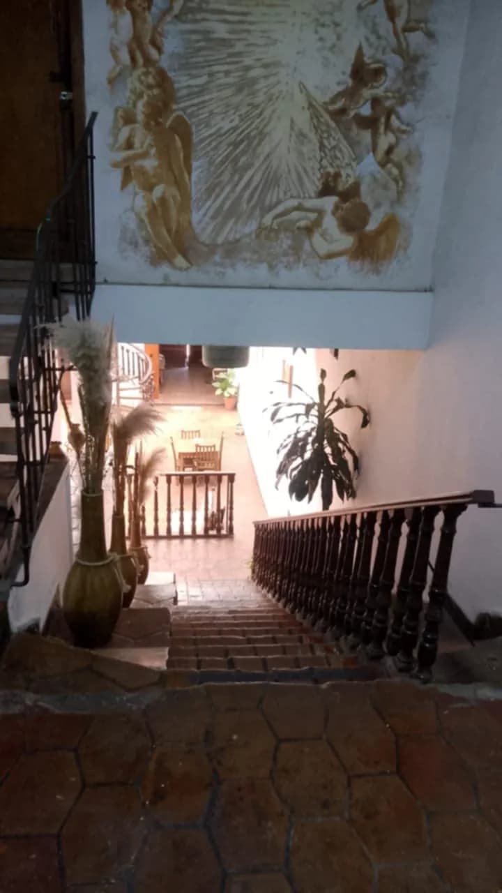 Hostal Mendoza - Vista de escaleras descanzo vista izquierda