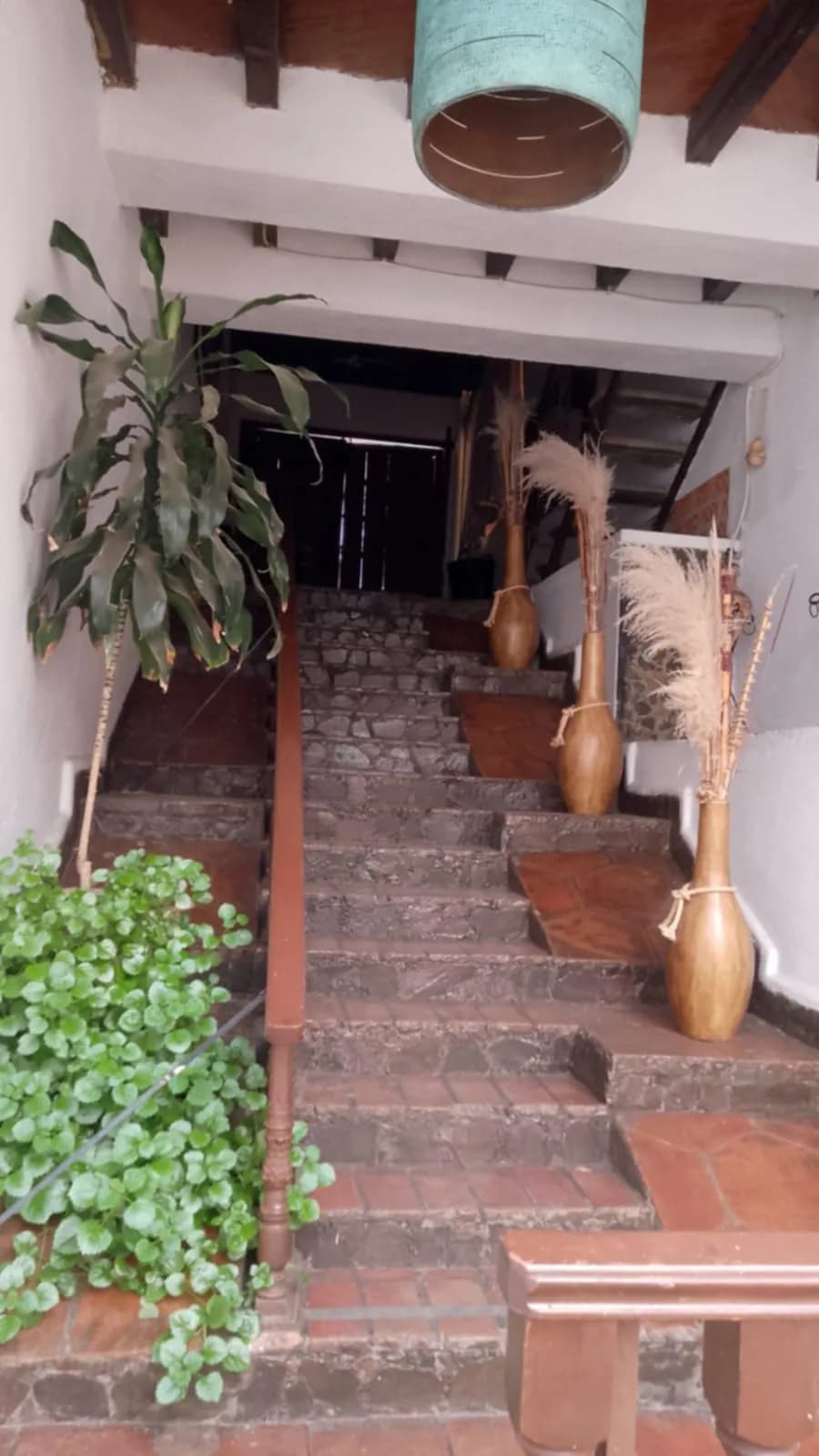 Hostal Mendoza - Vista de escaleras vista hacia arriba