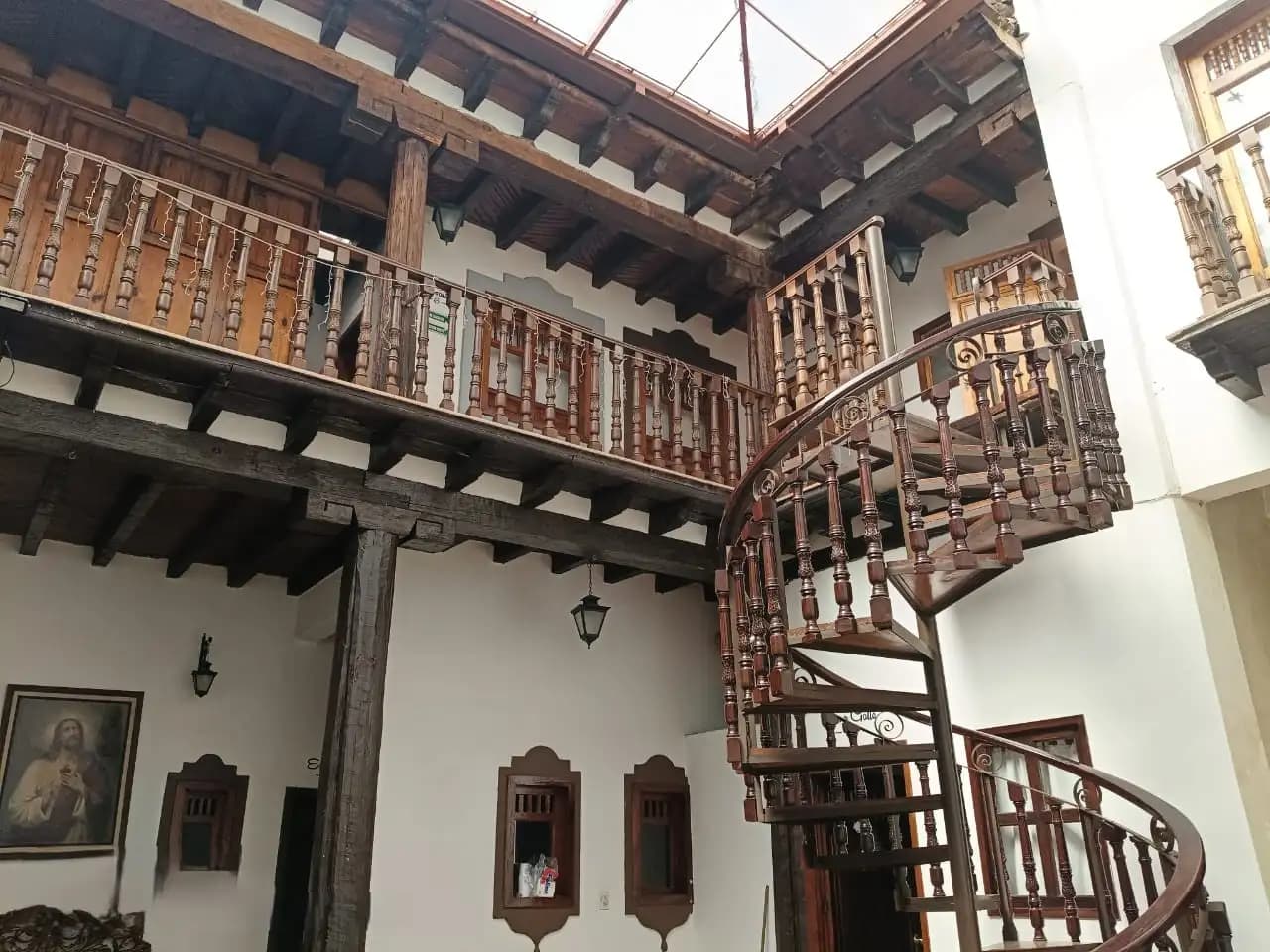 Hostal Mendoza - Escaleras principal